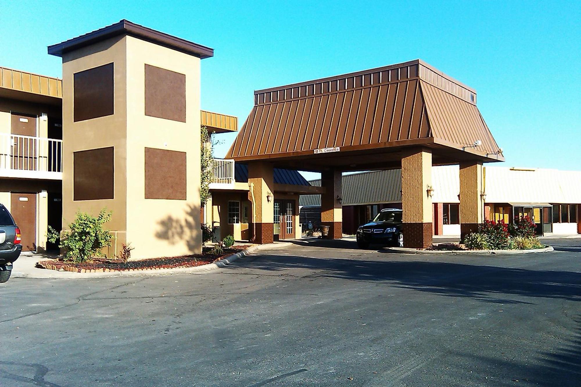 Magnuson Hotel Red Baron Garden City Exterior photo